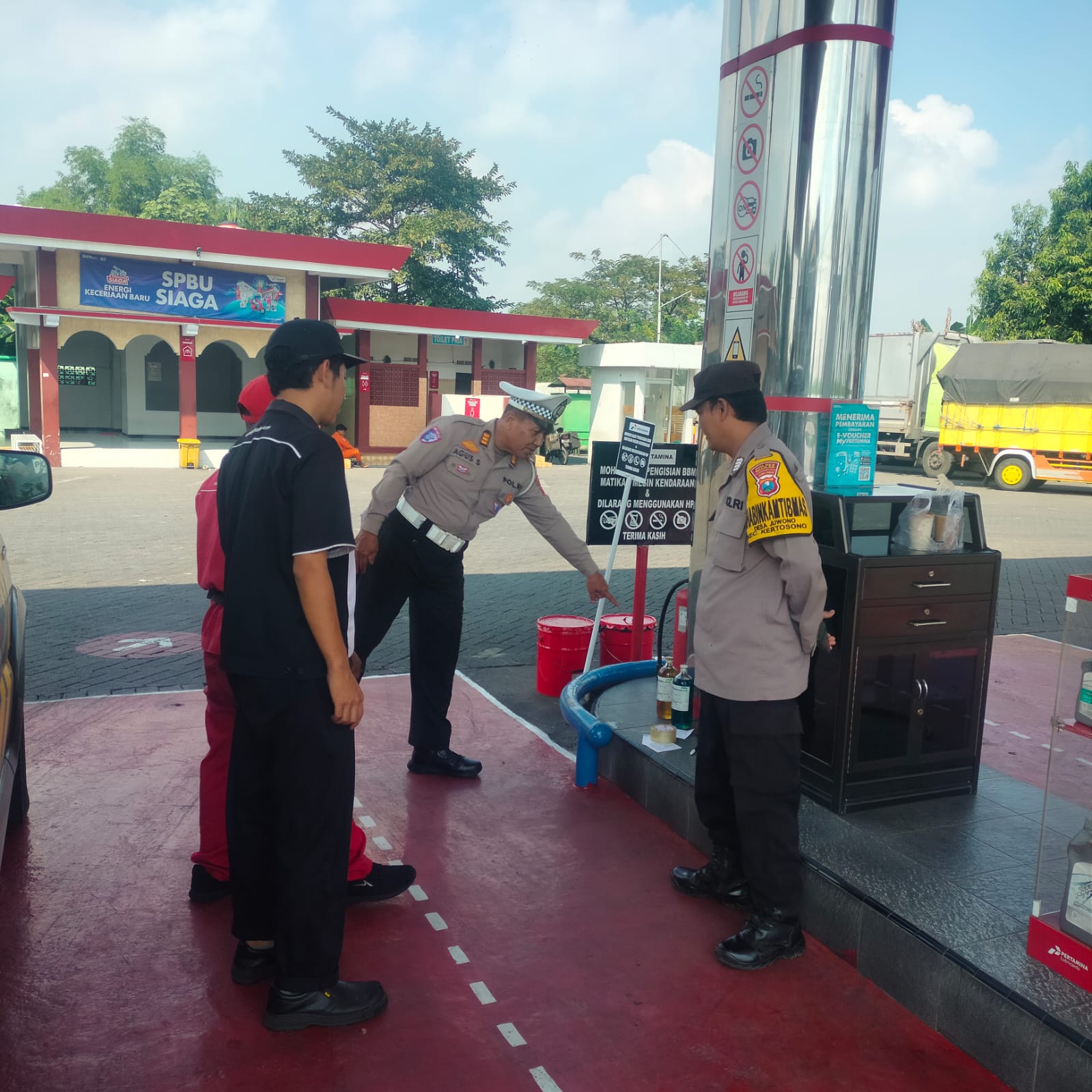 Patroli Samapta Polsek Kertosono Berikan Himbauan Kamtibmas saat Patroli di SPBU