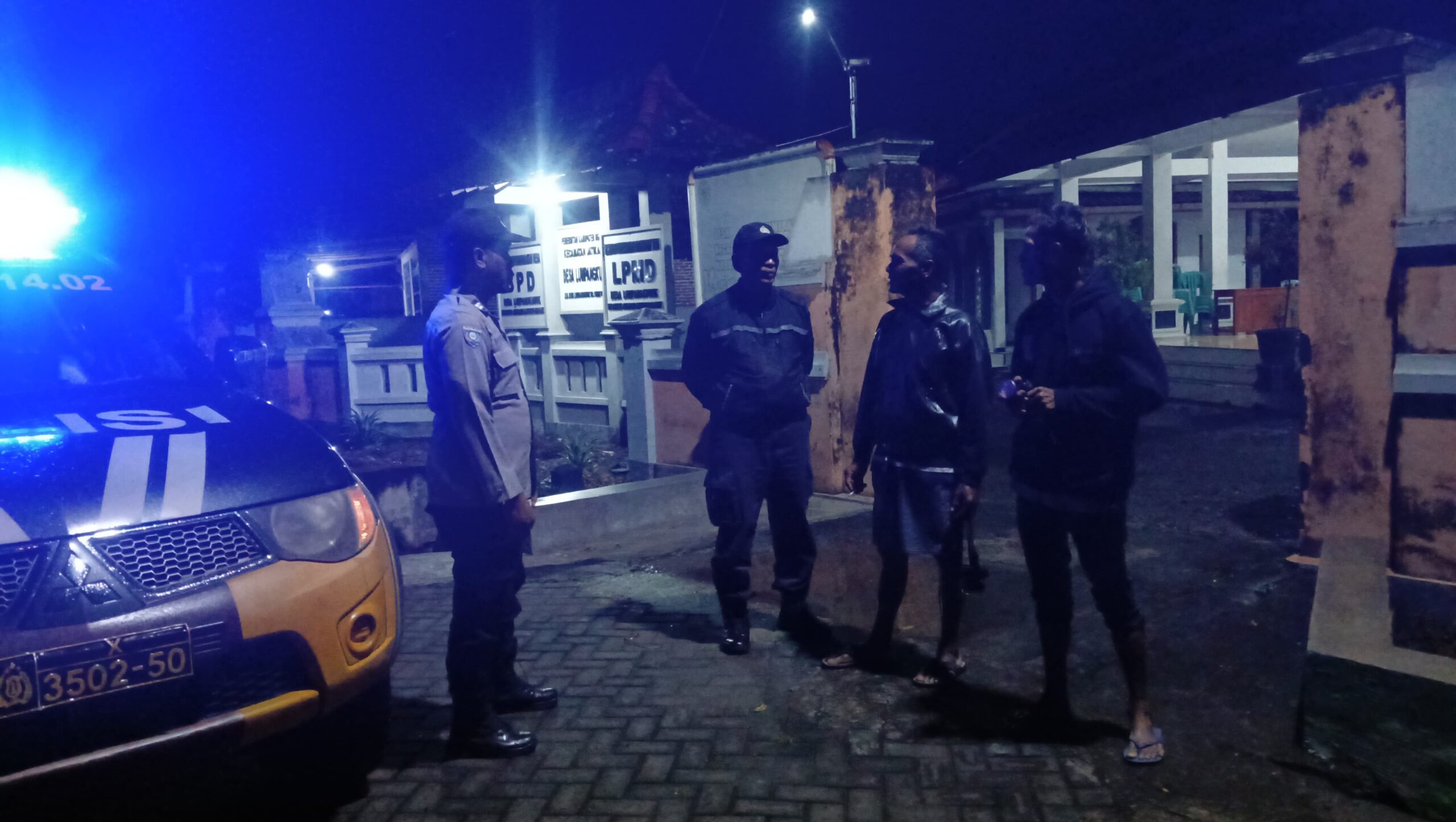 Patroli Dialogis, Anggota Polsek Jatikalen Sambangi Warga Masyarakat Desa Lumpangkuwek di Malam Hari, Sampaikan Pesan Kamtibmas