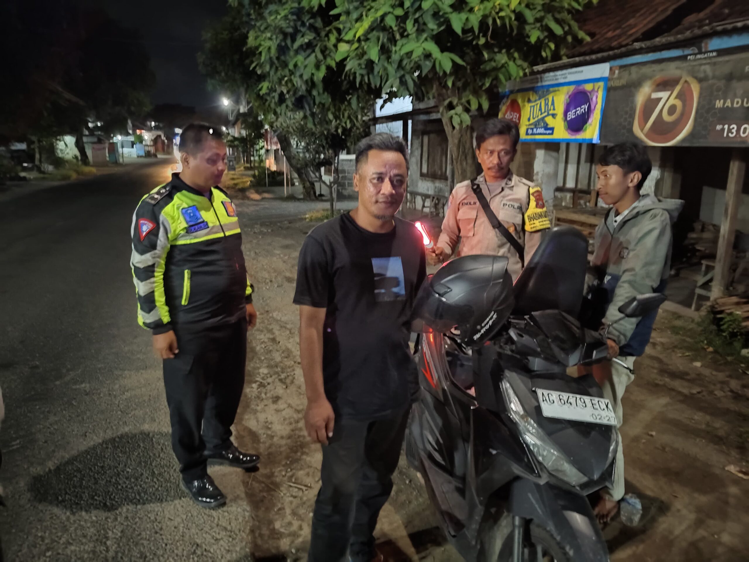 Antisipasi Gangguan Keamanan, Polsek Warujayeng Gelar Patroli Blue Light dan Razia SREG di Jalur Protokol