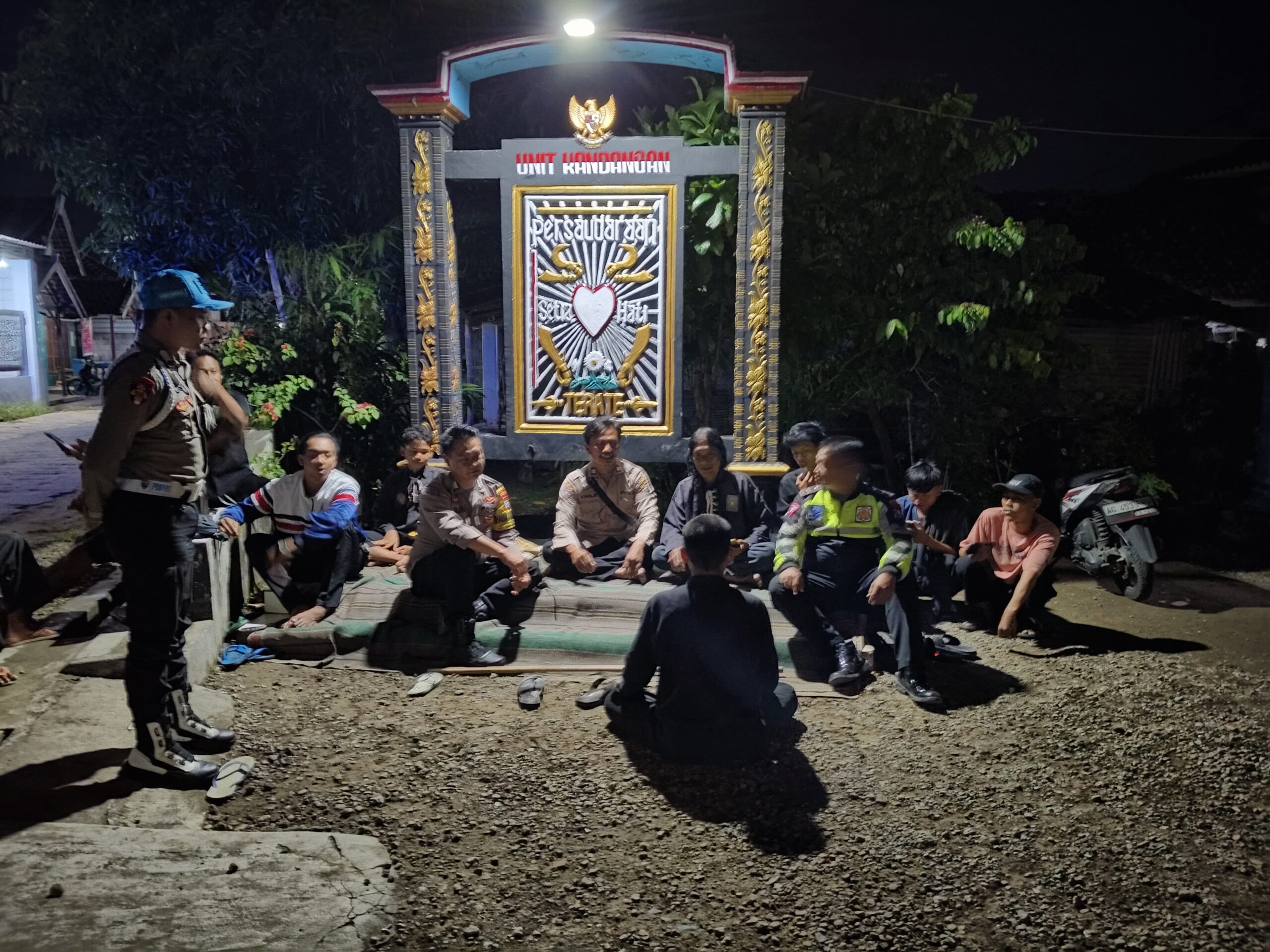 Jaga Kamtibmas Kondusif, Patroli Polsek Warujayeng Sambangi Tempat Latihan Silat