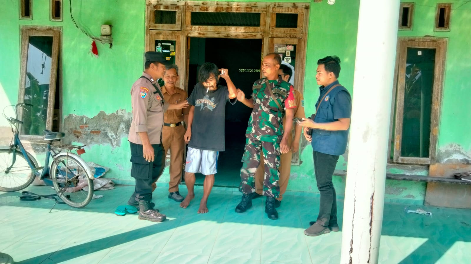 Bhabinkamtibmas Kelurahan Begadung Bersama 3 Pilar Kawal Pengantaran ODGJ ke Balai Rehabilitasi Sosial Sidoarjo