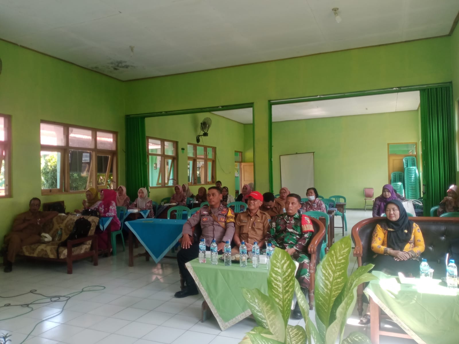 Bhabinkamtibmas Kelurahan Cangkringan Hadiri Lepas Sambut Kepala Sekolah SDN Cangkringan Bersama 3 Pilar