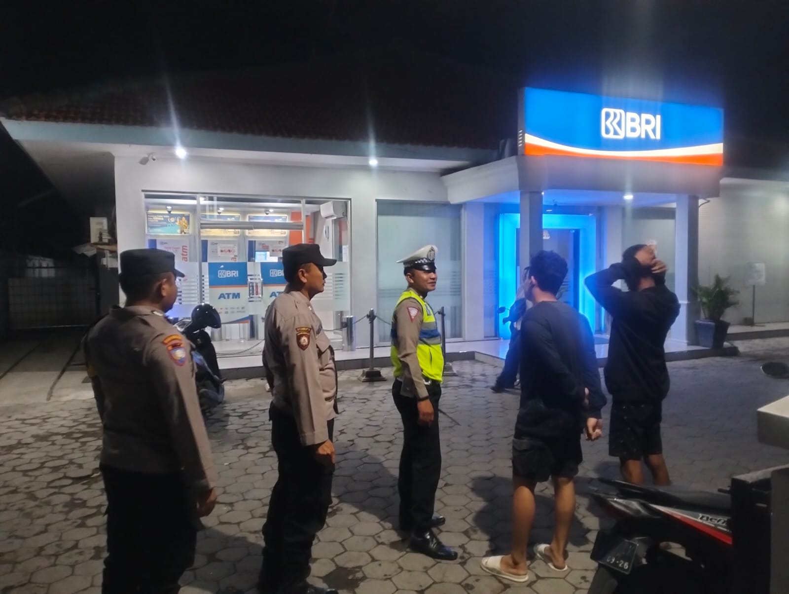 Jaga Keamanan, Polsek Warujayeng Gelar Patroli Malam di Area Perbankan