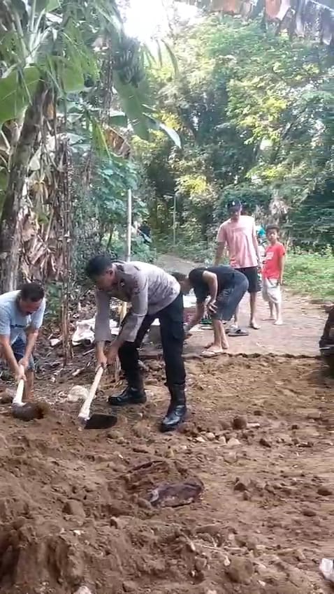 Bhabinkamtibmas Polsek Nganjuk Kota Bersama Warga Gotong Royong Bangun Paving Jalan Lingkungan