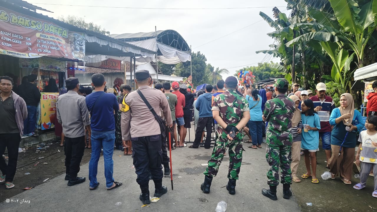 Anggota Polsek Warujayeng Amankan Pertunjukan Jaranan di Desa Demangan