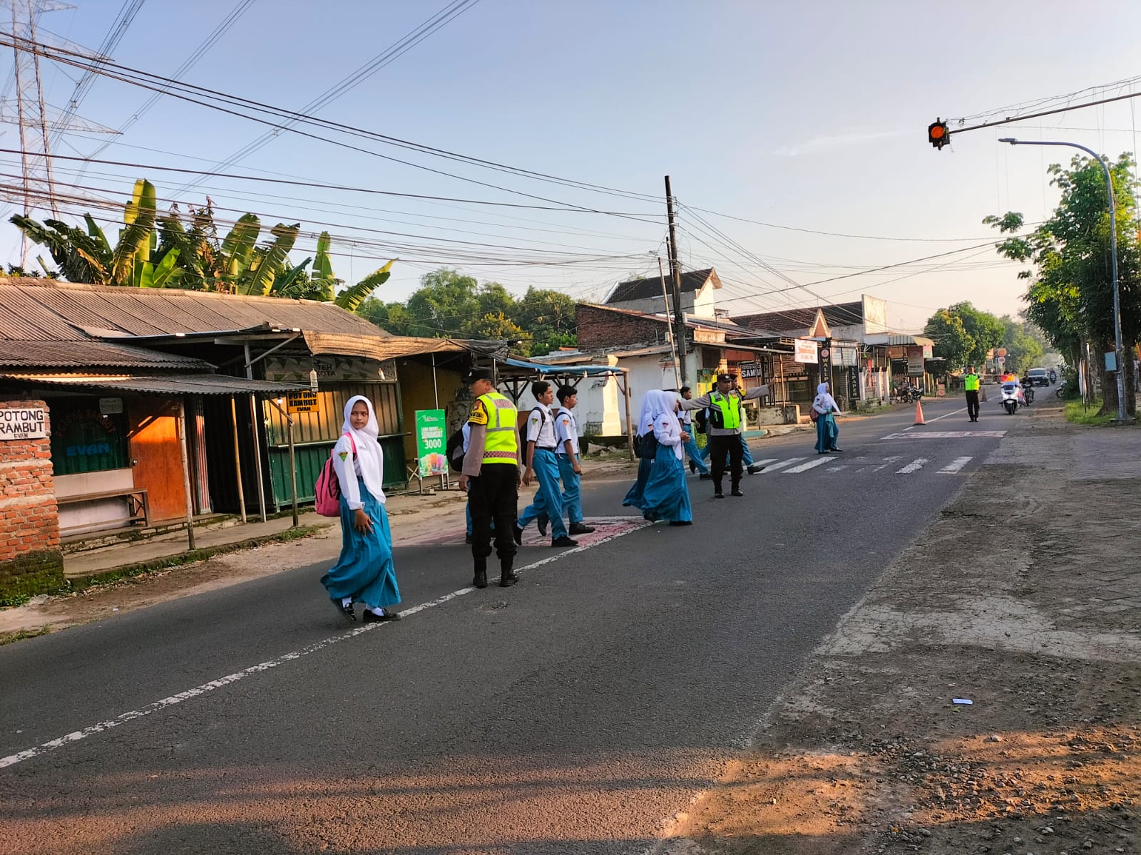Polsek Warujayeng Laksanakan Gatur Lalin Pagi Hari