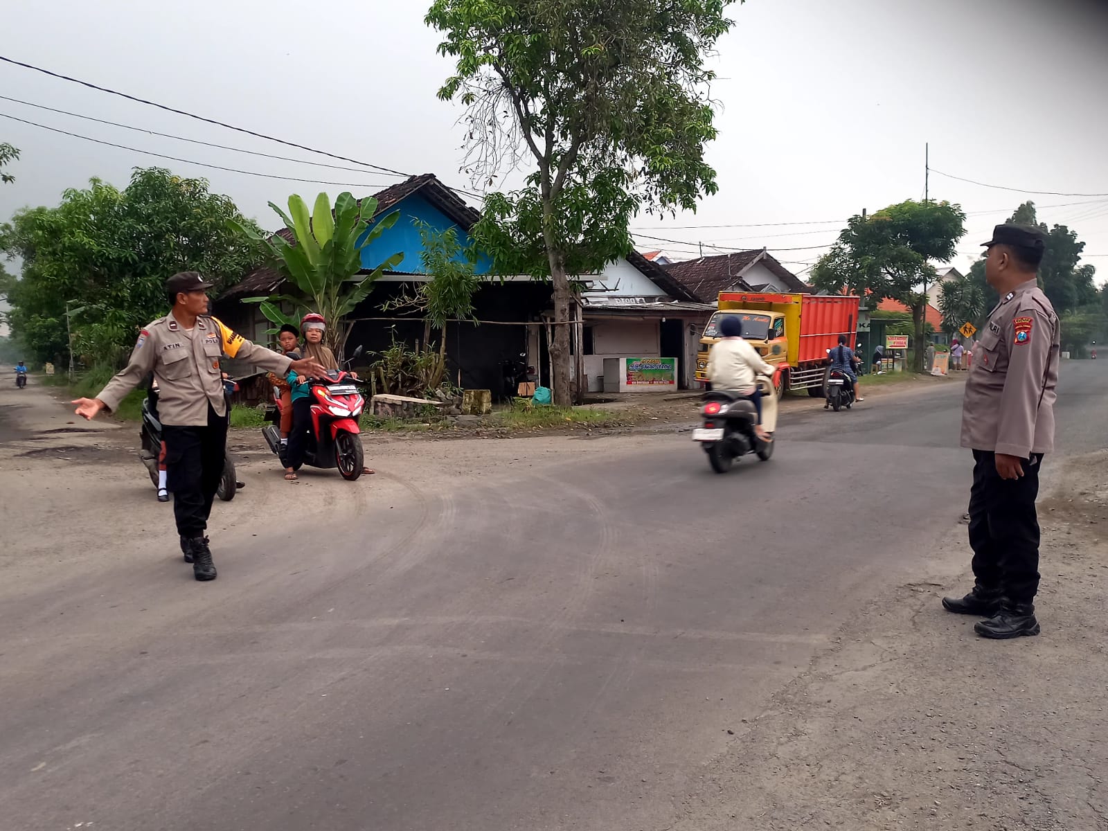 Pengaturan Lalu Lintas Pagi Hari, Bentuk Pelayanan Polisi Polsek Jatikalen Kepada Masyarakat di Bulan Ramadhan