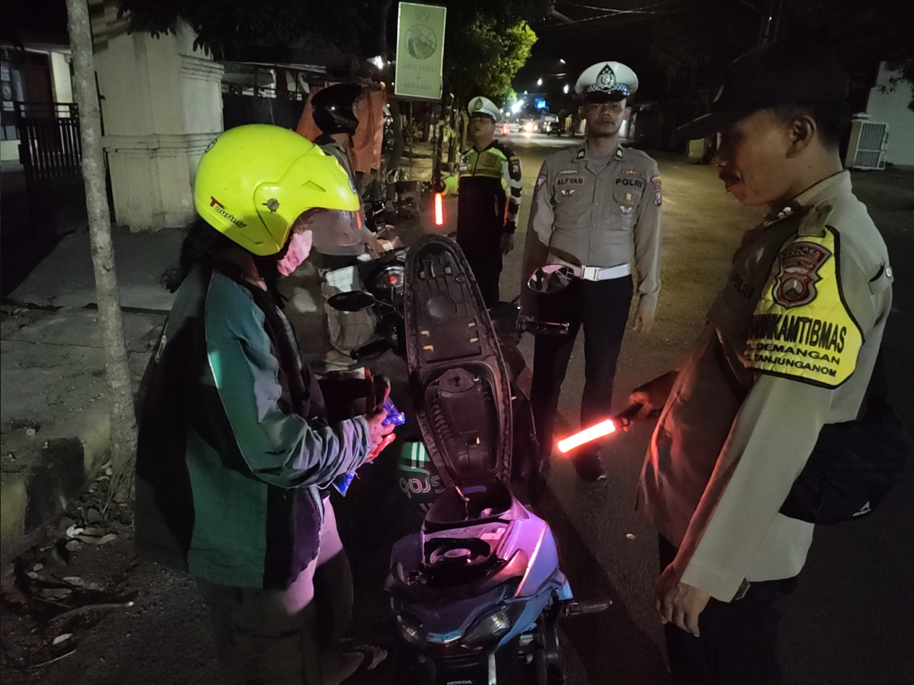 Ciptakan Situasi Kondusif, Polsek Warujayeng Gelar Razia SREG di Jalan A. Yani Tanjunganom