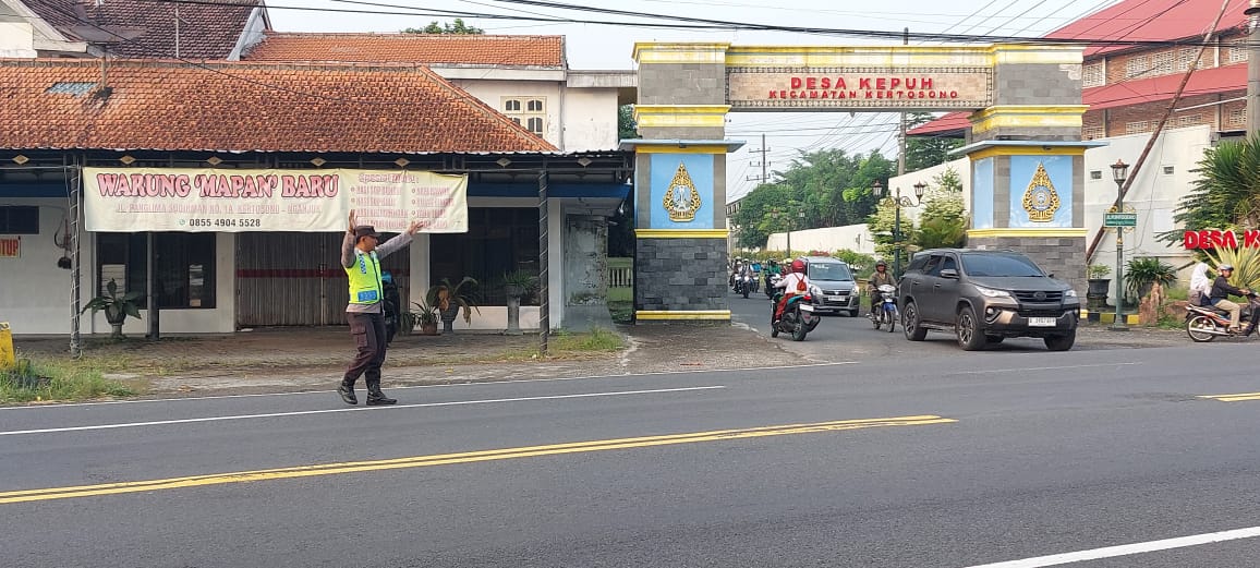 Giat Gaktur Pagi Polsek Kertosono Bantu Penyeberangan Masyarakat