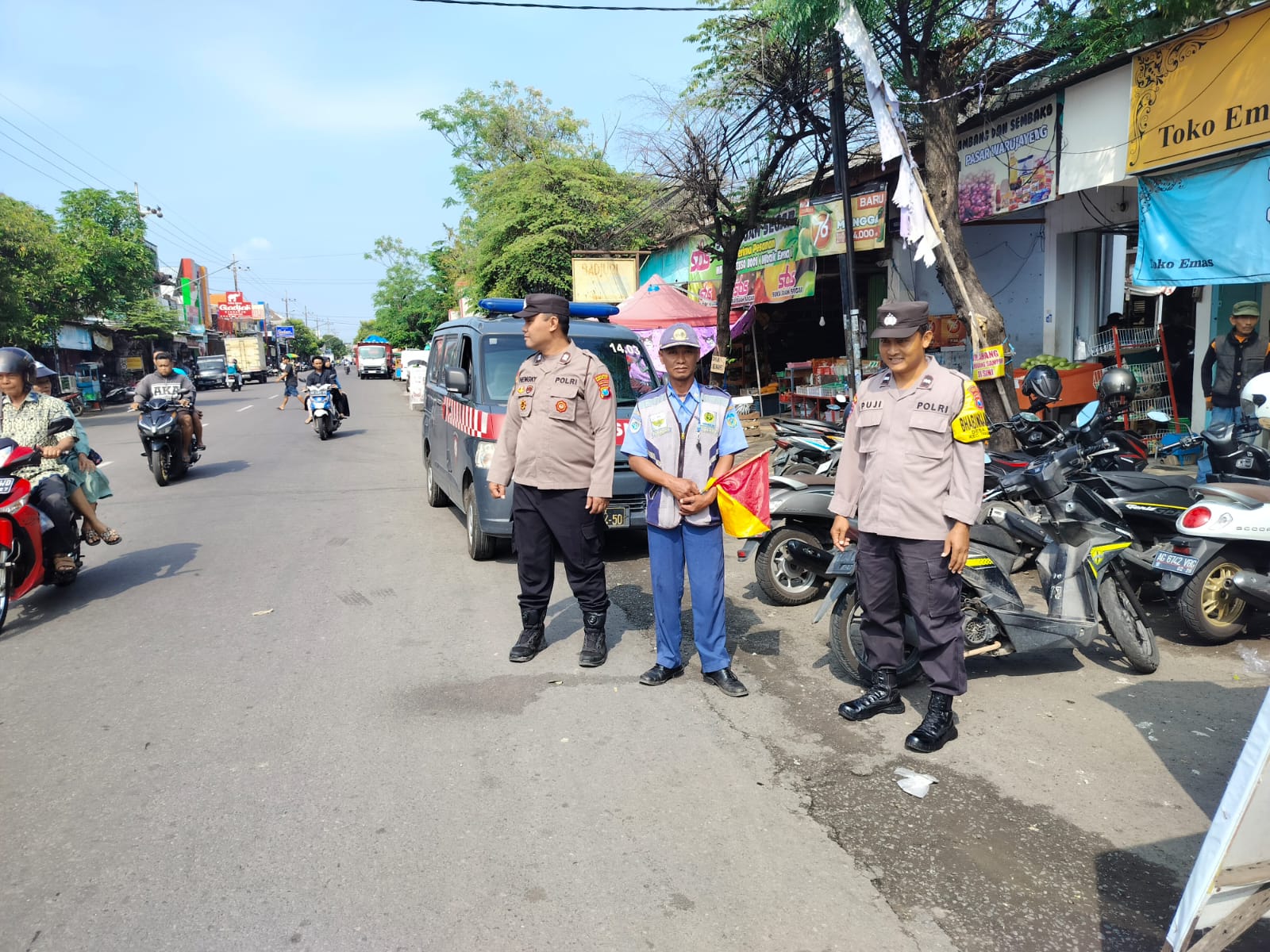 Ciptakan Kelancaran Lalu Lintas di Depan Pasar, Polsek Warujayeng Koordinasi dengan Petugas Parkir