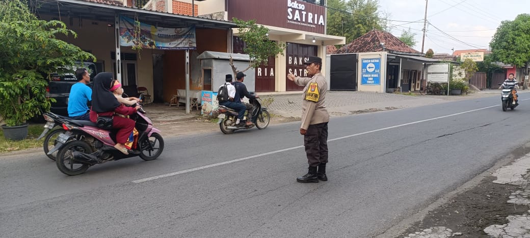 Giat Gaktur Pagi Polsek Kertosono Bantu Penyeberangan Masyarakat