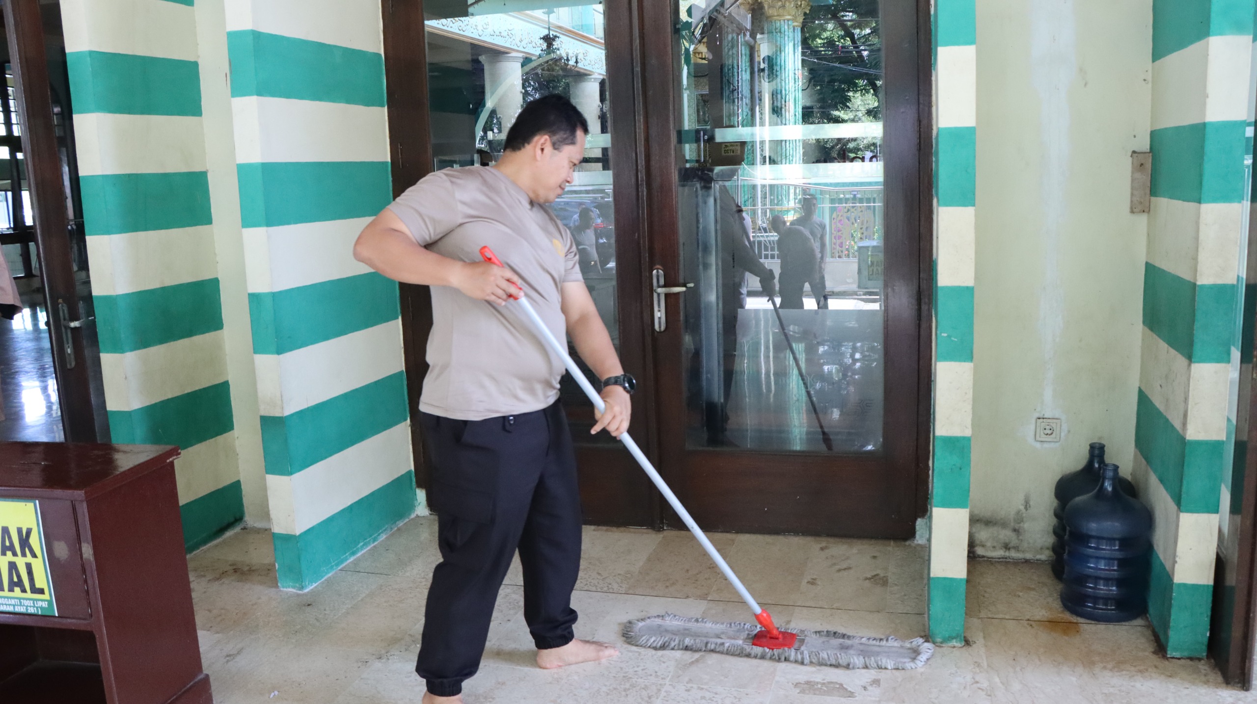 Kapolres Nganjuk Pimpin Aksi Bersih-Bersih Masjid Jami’ Baitussalam