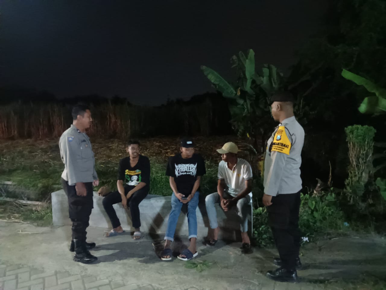 Jaga Kamtibmas di Malam Hari, Personel polsek Jatikalen Patroli Dialogis dengan Pemuda