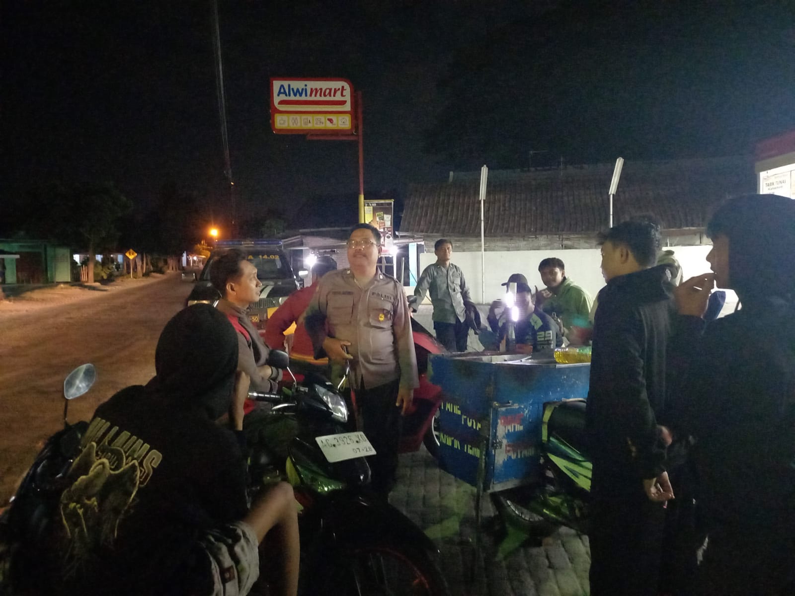 Patroli Dialogis dengan di Malam Hari, Polisi Polsek Jatikalen Berikan Himbauan Kepada Pemuda