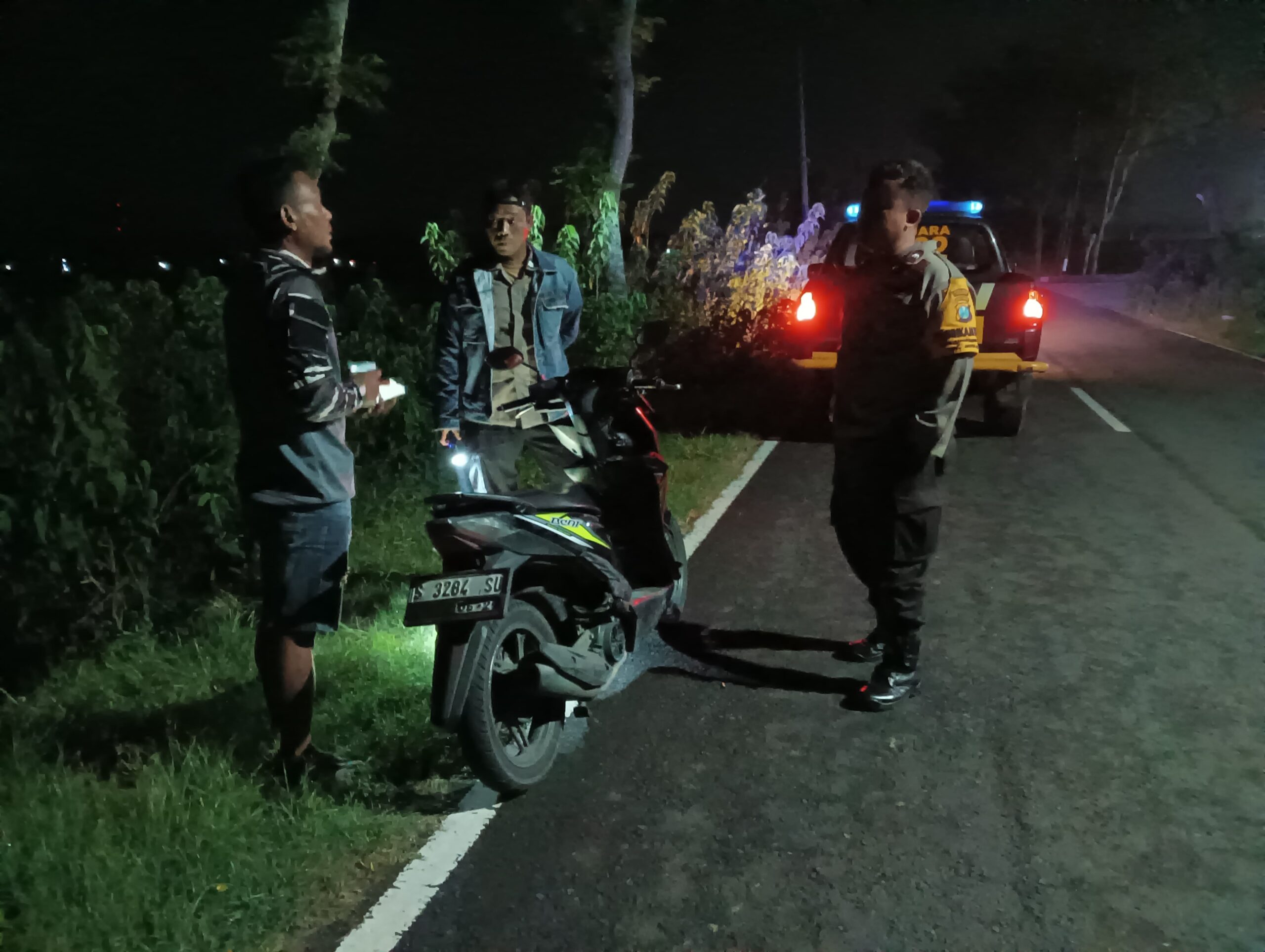Polsek Jatikalen Lakukan Patroli sepanjang jalan raya Dialogis, Warga masyarakat memberikan himbauan Kamtibmas