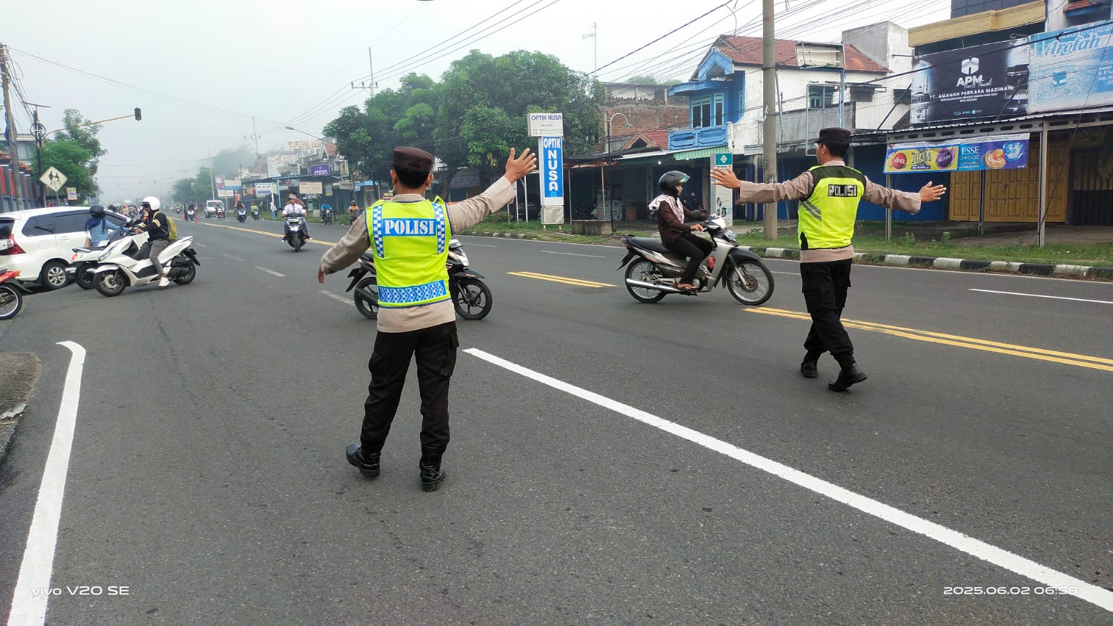 Giat Gaktur Pagi Polsek Kertosono Bantu Penyeberangan Masyarakat