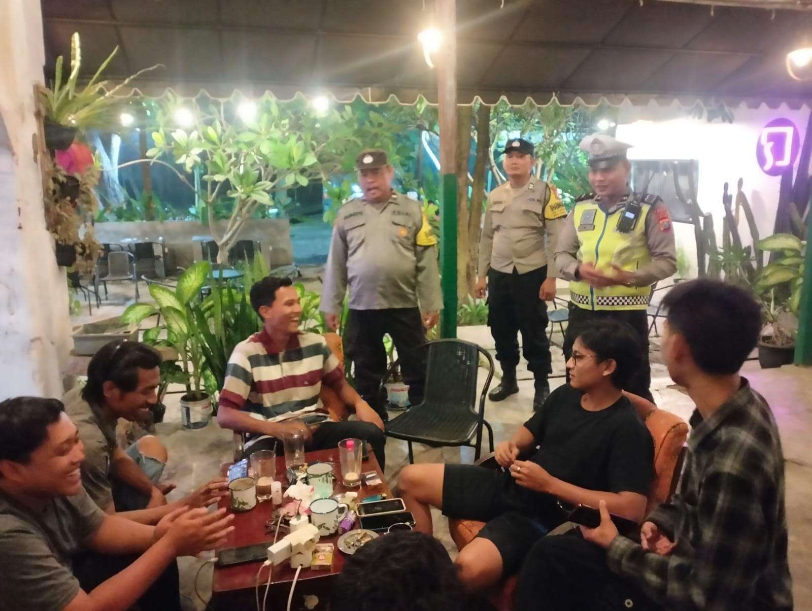 Kelola Kamtibmas Kondusif, Polsek Warujayeng Gelar Patroli Dialogis dengan Pengunjung Cafe Selaras