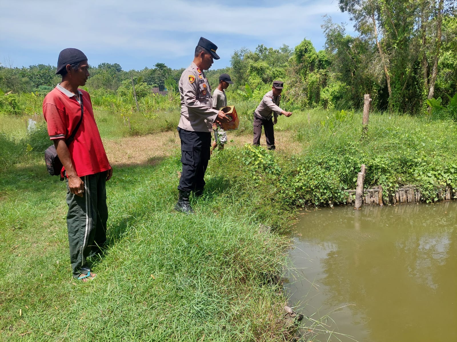Dukung Ketahanan Pangan, Kapolsek Bagor Tinjau Budidaya Lele Pekarangan Warga Petak