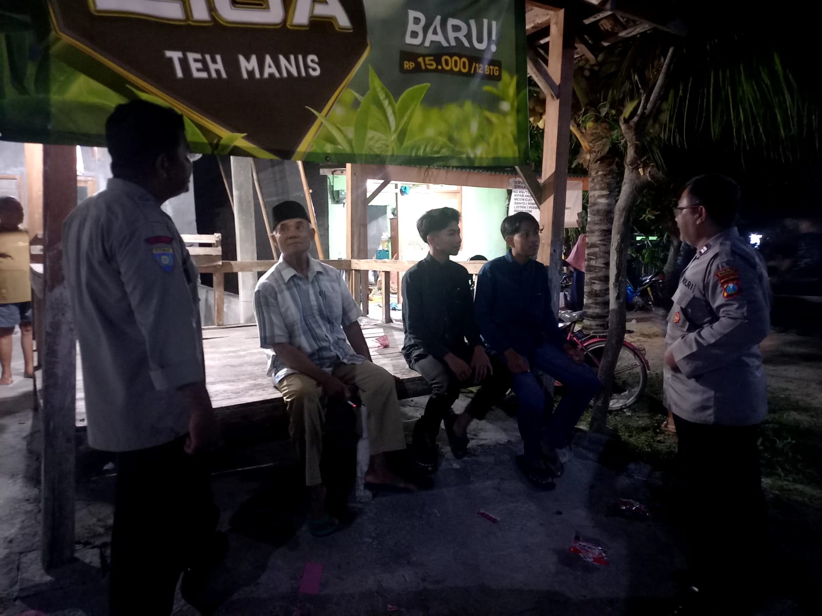 Patroli Dialogis, Anggota Polsek Jatikalen Sambangi Warga Masyarakat Desa Jatikalen di Siang Hari, Sampaikan Pesan Kamtibmas