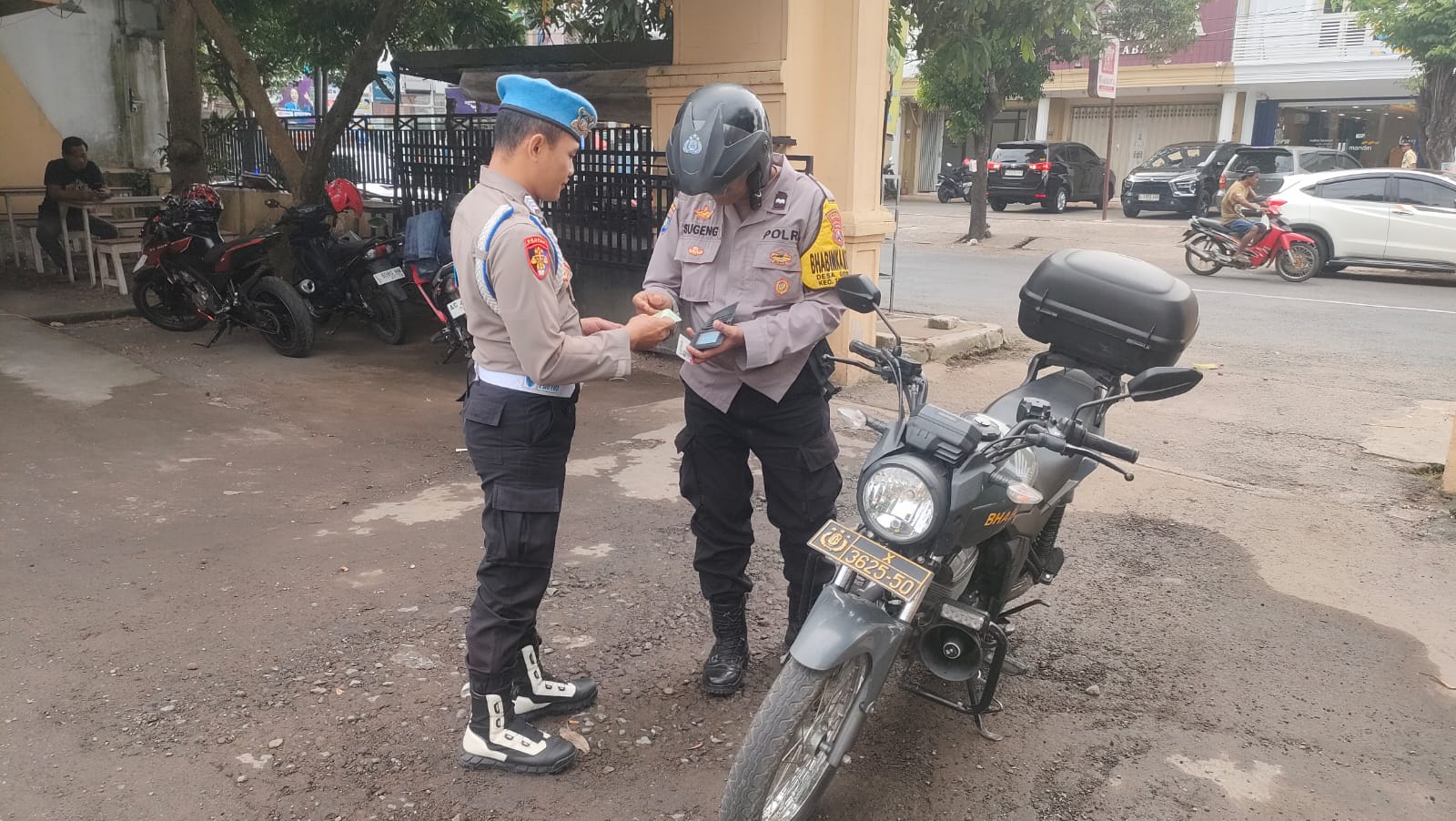 Jaga Kedisiplinan, Provos Polsek Warujayeng Periksa Kelengkapan Anggota