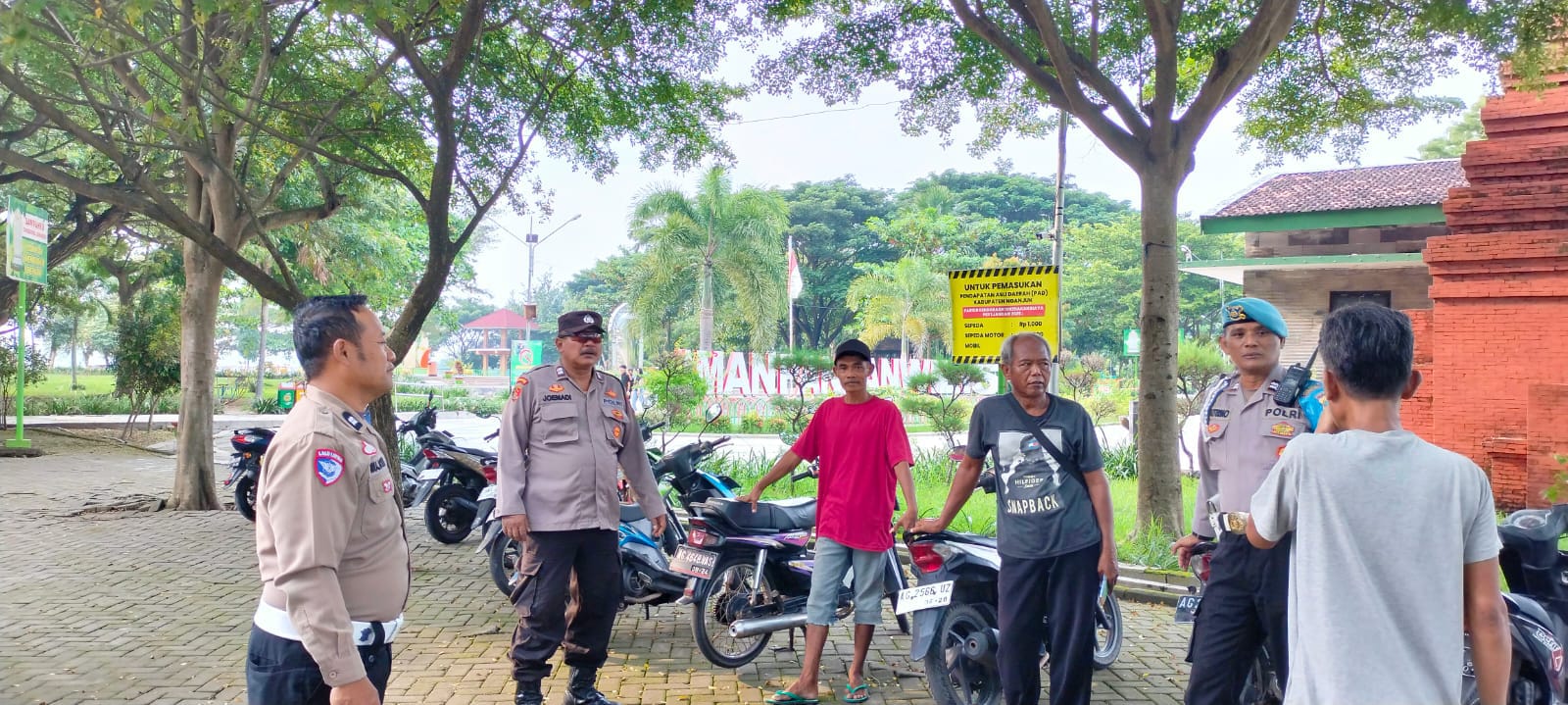 Polsek Nganjuk Kota Berikan Himbauan Kamtibmas Kepada Juru Parkir dan Pengunjung di Taman Pandan Wilis, Antisipasi Curanmor