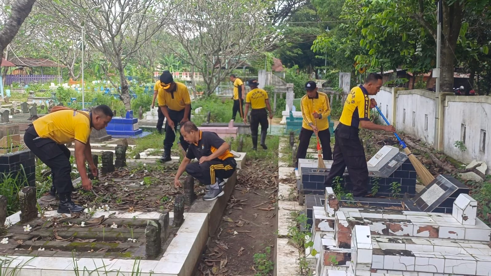 Polsek Nganjuk Kota Gelar Bakti Religi Bersihkan Pemakaman Umum di Kelurahan Mangundikaran dalam Rangka Hari Bhayangkara ke-79
