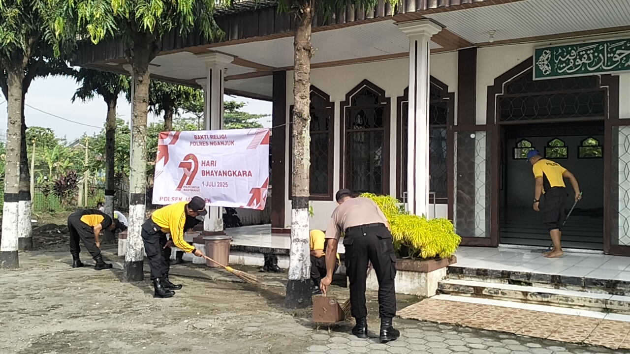 ‎Polsek Jatikalen Gelar Bakti Religi Bersihkan Masjid Baiturrahman,Sambut Hari Bhayangkara ke-79