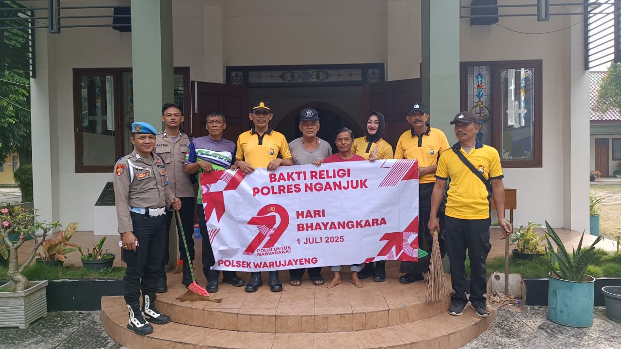 Jelang Hari Bhayangkara ke-79, Polsek Warujayeng Gelar Bakti Religi di Gereja Santo Petrus Kec. Tanjunganom