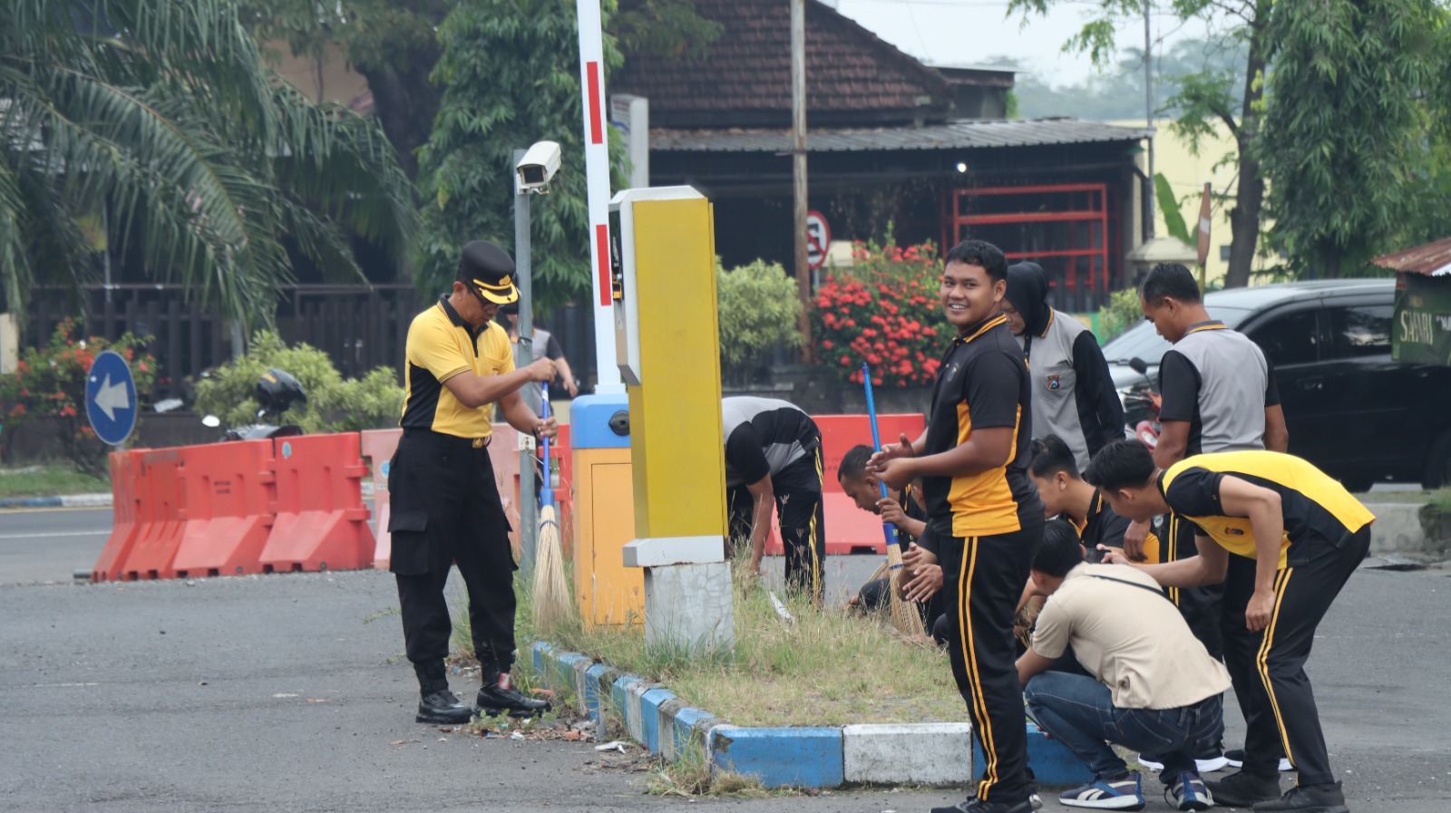 Sambut Hari Bhayangkara ke-79, Polres Nganjuk Gelar Kerja Bakti Serentak