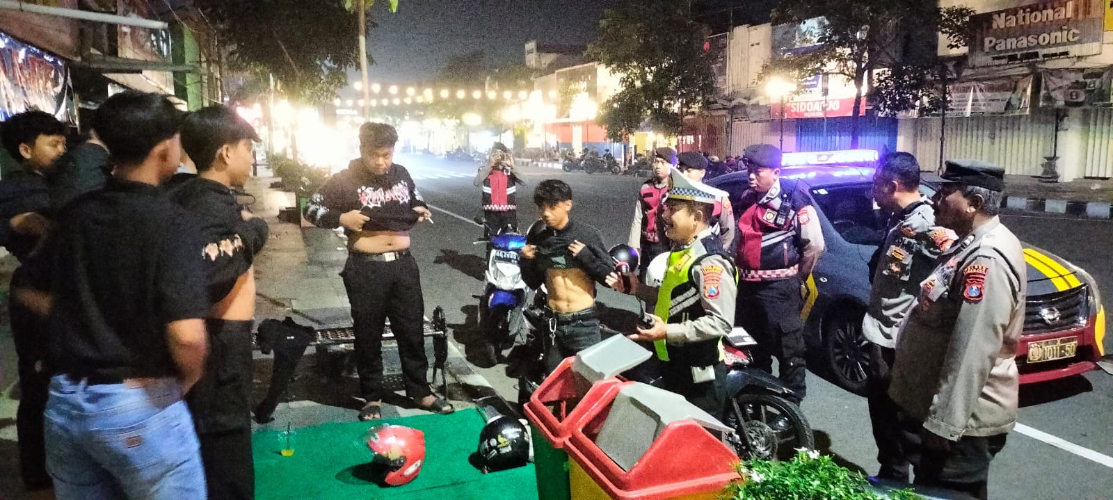 Cegah Gangguan Kamtibmas, Personel Gabungan Polres dan Polsek Nganjuk Kota Gelar Razia Hingga Dini Hari