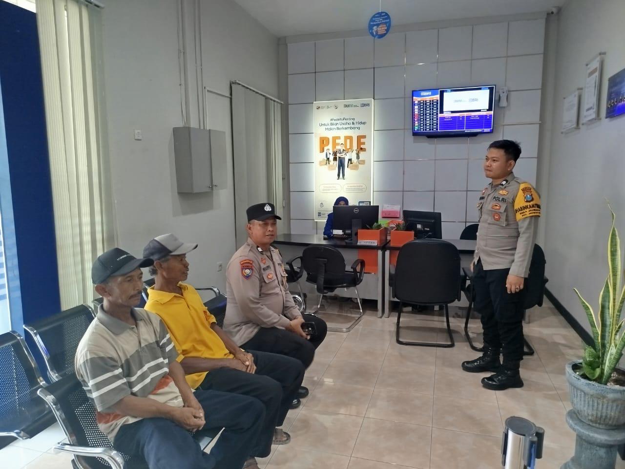 Patroli dialogis berikan himbauan kamtibmas di Perbankan BRI unit Jatikalen