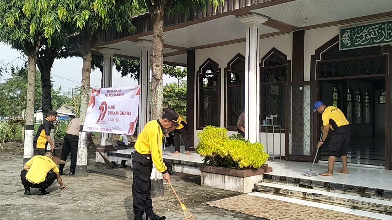 ‎Polsek Jatikalen Gelar Bakti Religi Bersihkan Masjid Baiturrahman,Sambut Hari Bhayangkara ke-79