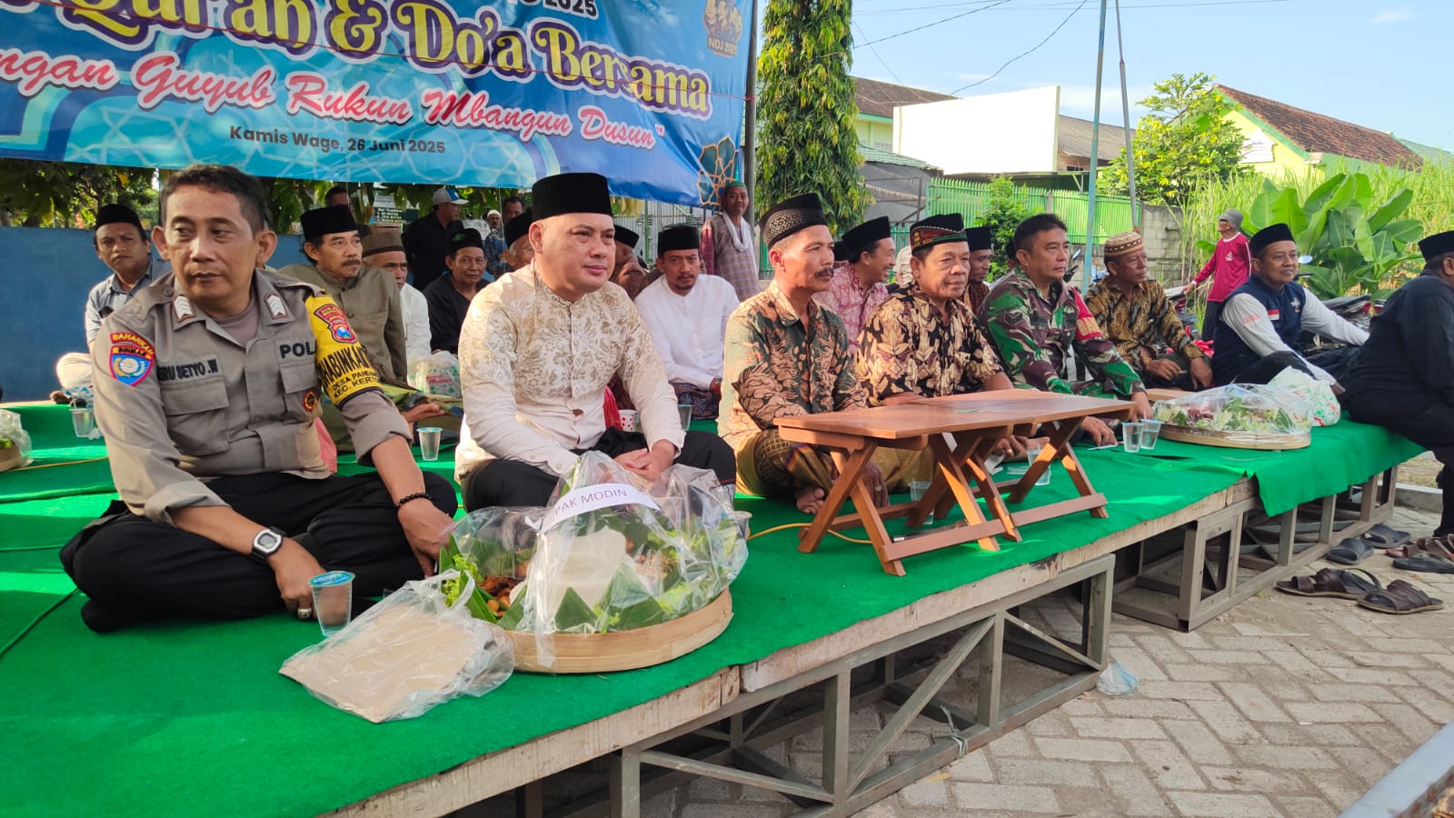 Bhabinkamtibmas Desa Pandantoyo Hadiri Giat Bersih Desa dan Berikan Himbauan Kamtibmas