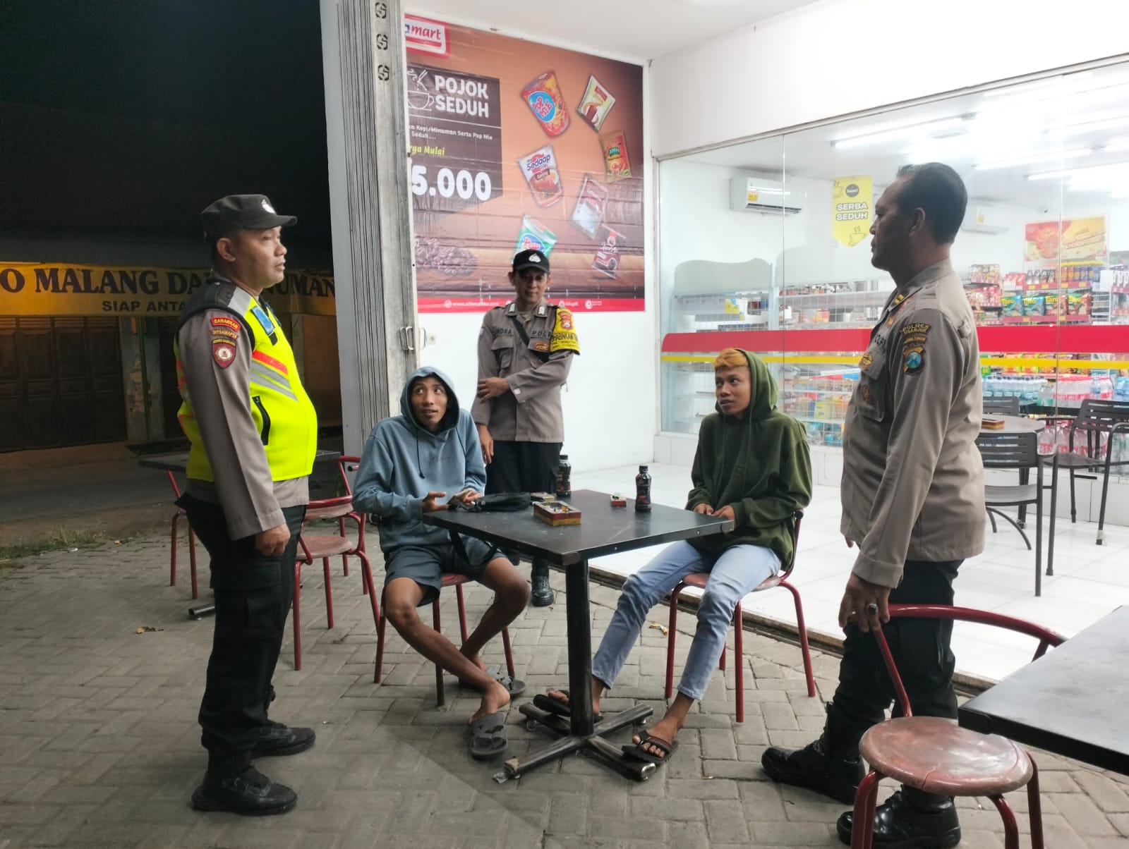 Patroli di Alfamart, Polsek Warujayeng Himbau Pemuda Nongkrong untuk Hindari Premanisme