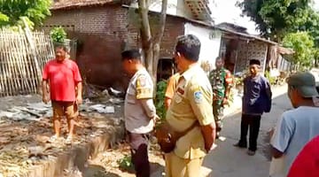 Bhabinkamtibmas Kelurahan Ploso Bersama 3 Pilar Monitoring Bantuan RTLH di Wilayah Binaan