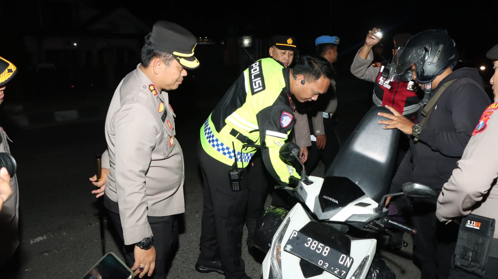 Kapolres Nganjuk Pimpin Langsung Patroli SREG dan Penyekatan di Perbatasan Jelang 1 Suro