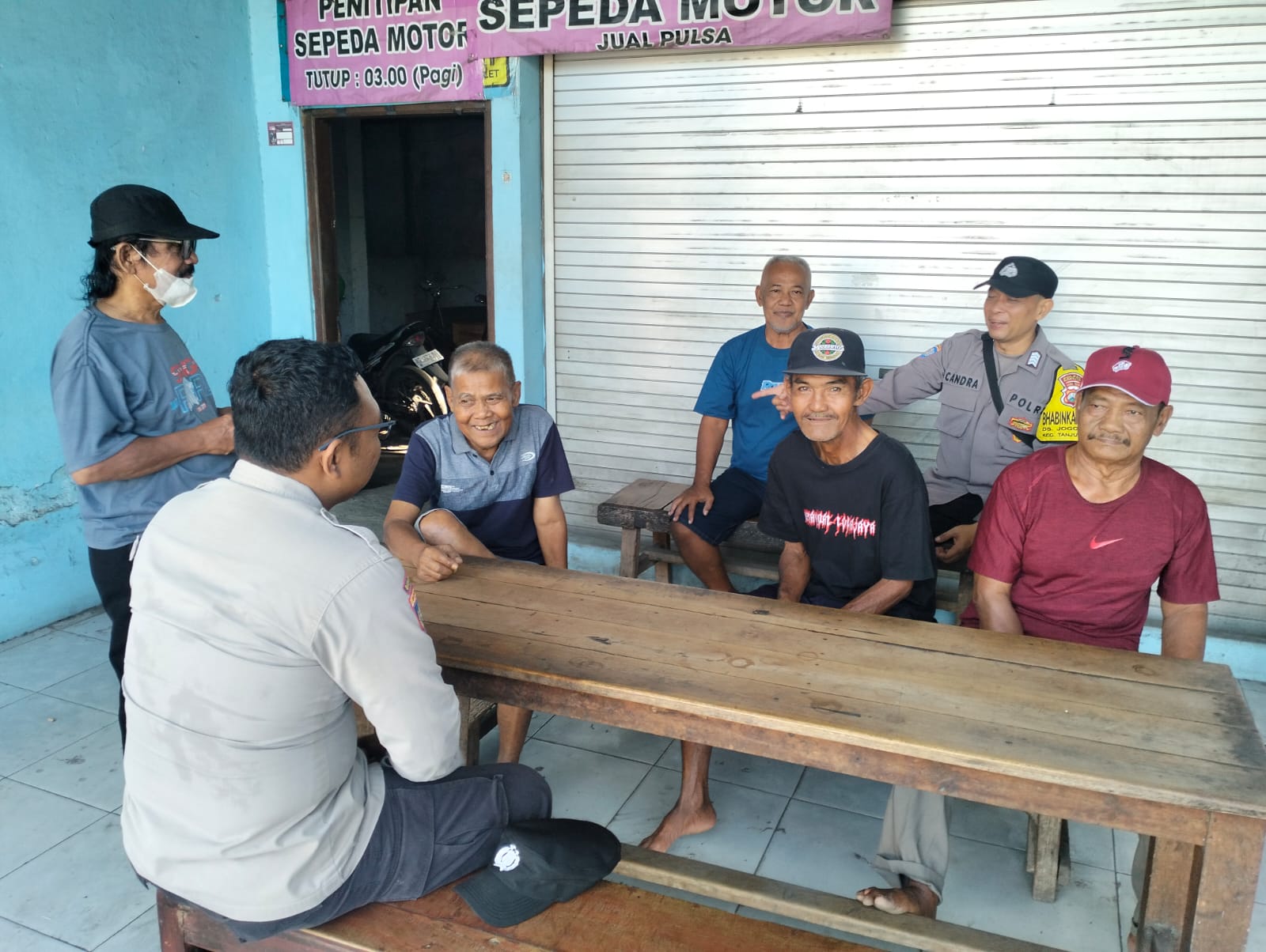 Jaga Kondusifitas Saat Akhir Pekan, Polsek Warujayeng Gelar Patroli Dialogis di Warung Kopi Barong