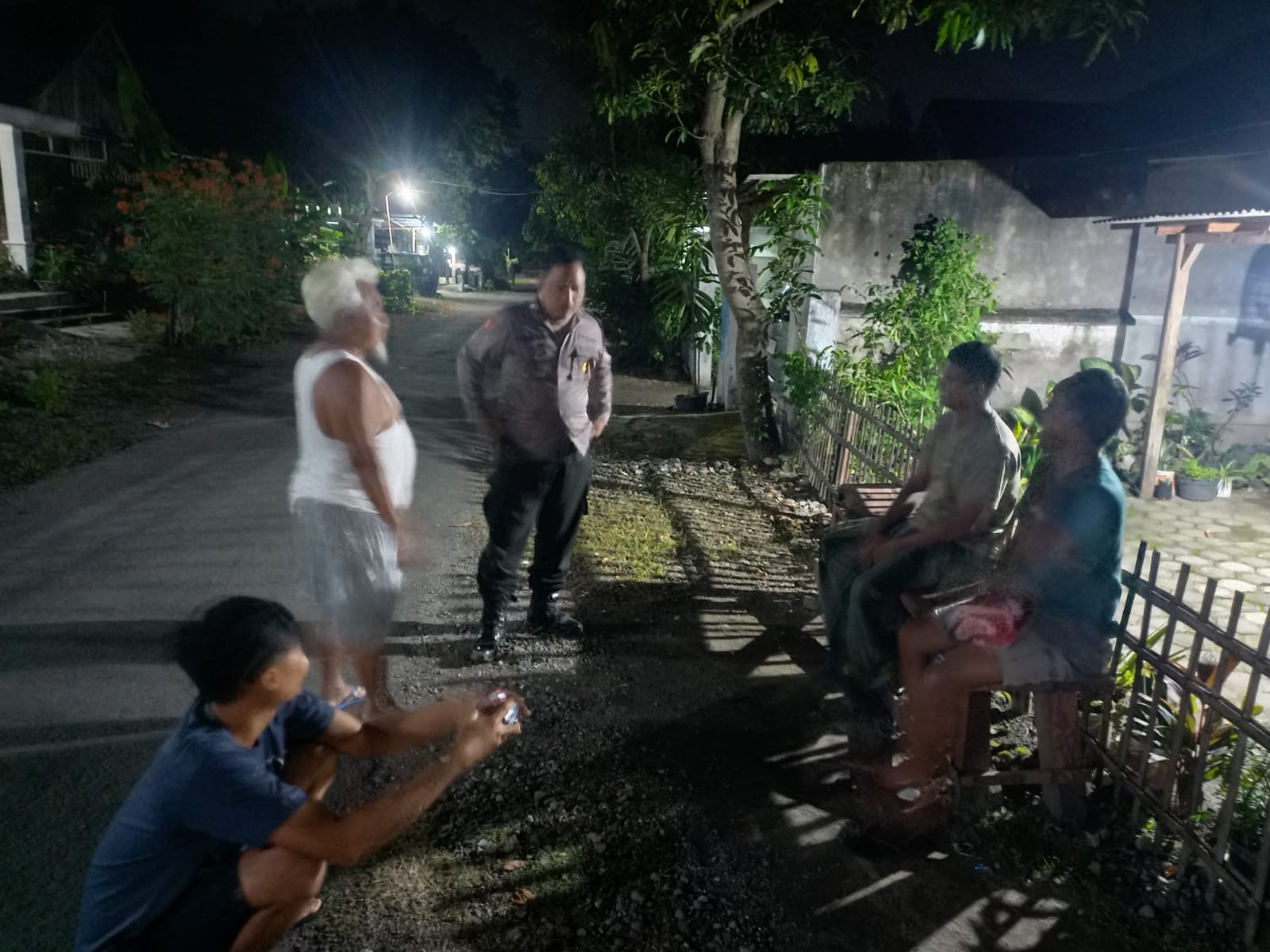 Patroli Dialogis Malam Hari Polsek Jatikalen Dengan Warga Masih Desa Jatikalen