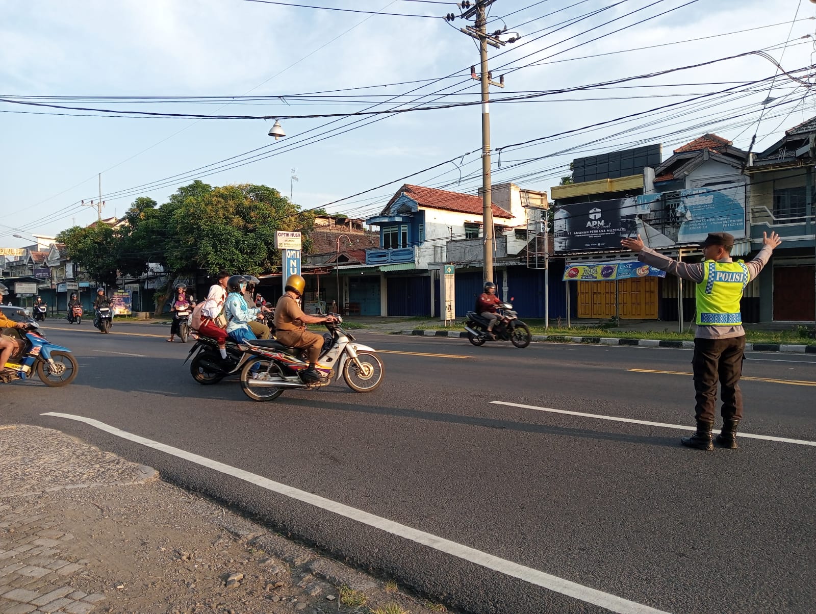 Giat Gaktur Pagi Polsek Kertosono Bantu Penyeberangan Masyarakat