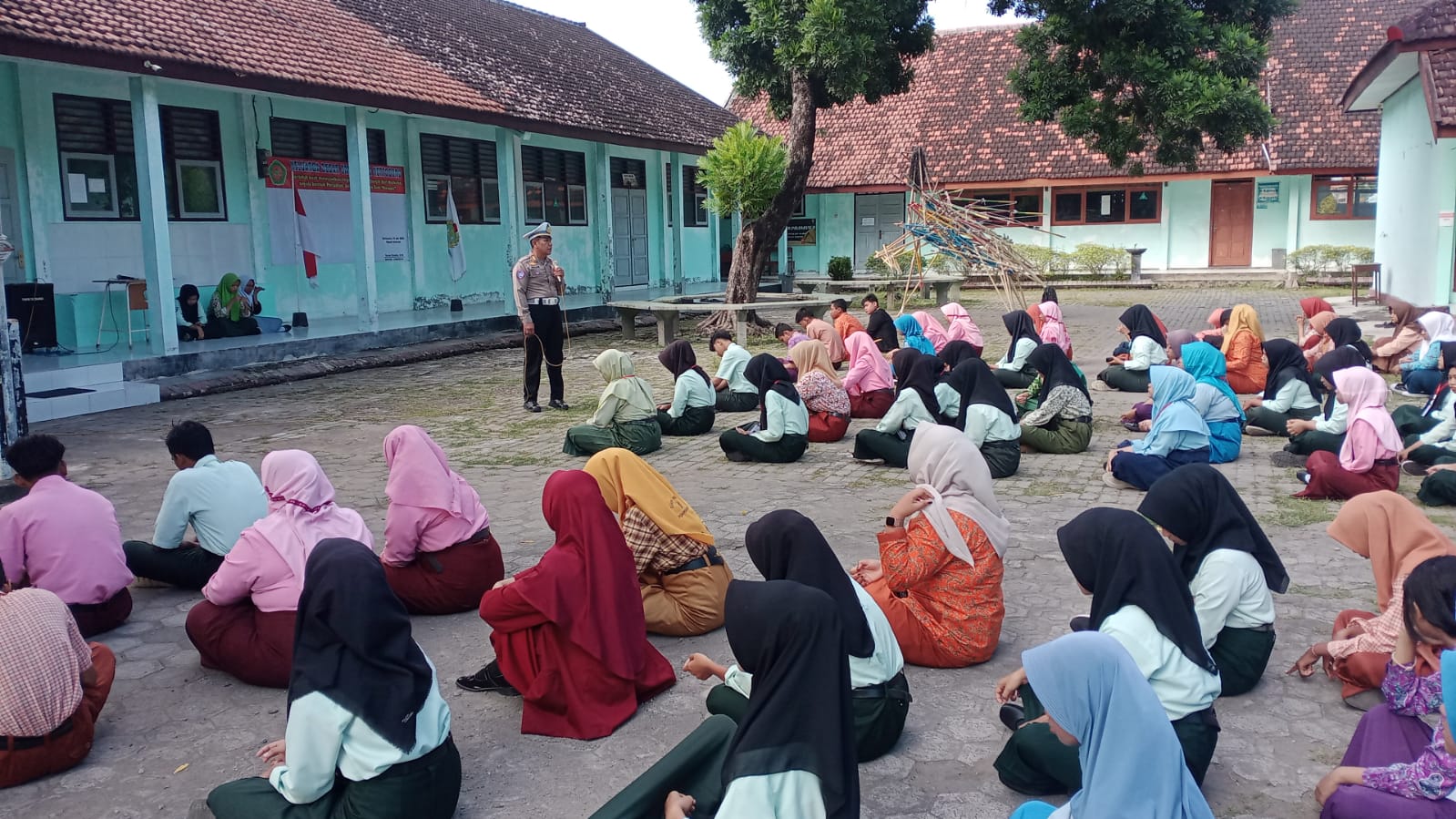 Polsek Kertosono Tanamkan Kedisiplinan dan Kesadaran Berlalu Lintas di SMKN 1 Kertosono