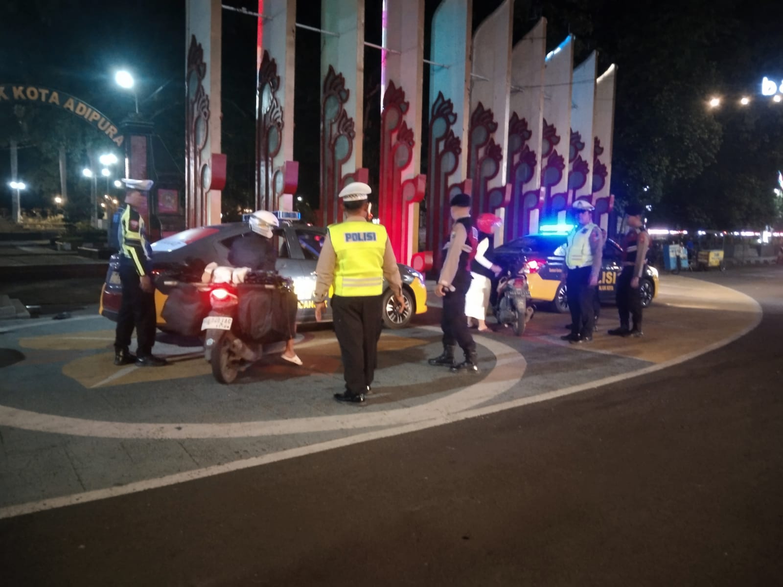 Polsek Nganjuk Kota dan Gabungan Fungsi Polres Nganjuk Gelar Patroli Blue Light
