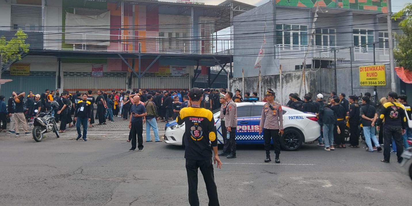 Polsek Nganjuk Kota Amankan Pemberangkatan Warga PSHW TM Menuju Kabupaten Madiun