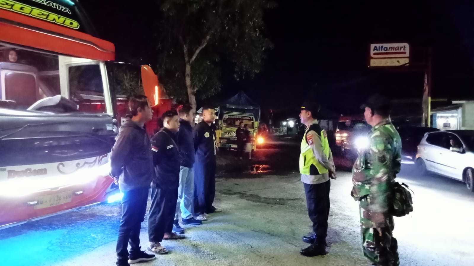Polsek Jatikalen Amankan dan Memberikan Himbauan, Pemberangkatan Warga PSHW TM Menuju Kabupaten Madiun