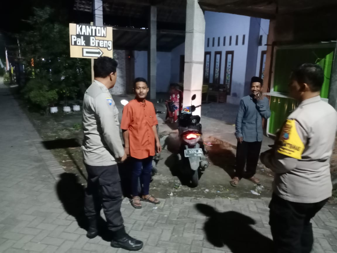 Jaga Kamtibmas di Malam Hari, Personel polsek Jatikalen Patroli Dialogis dengan Warga masyarakat