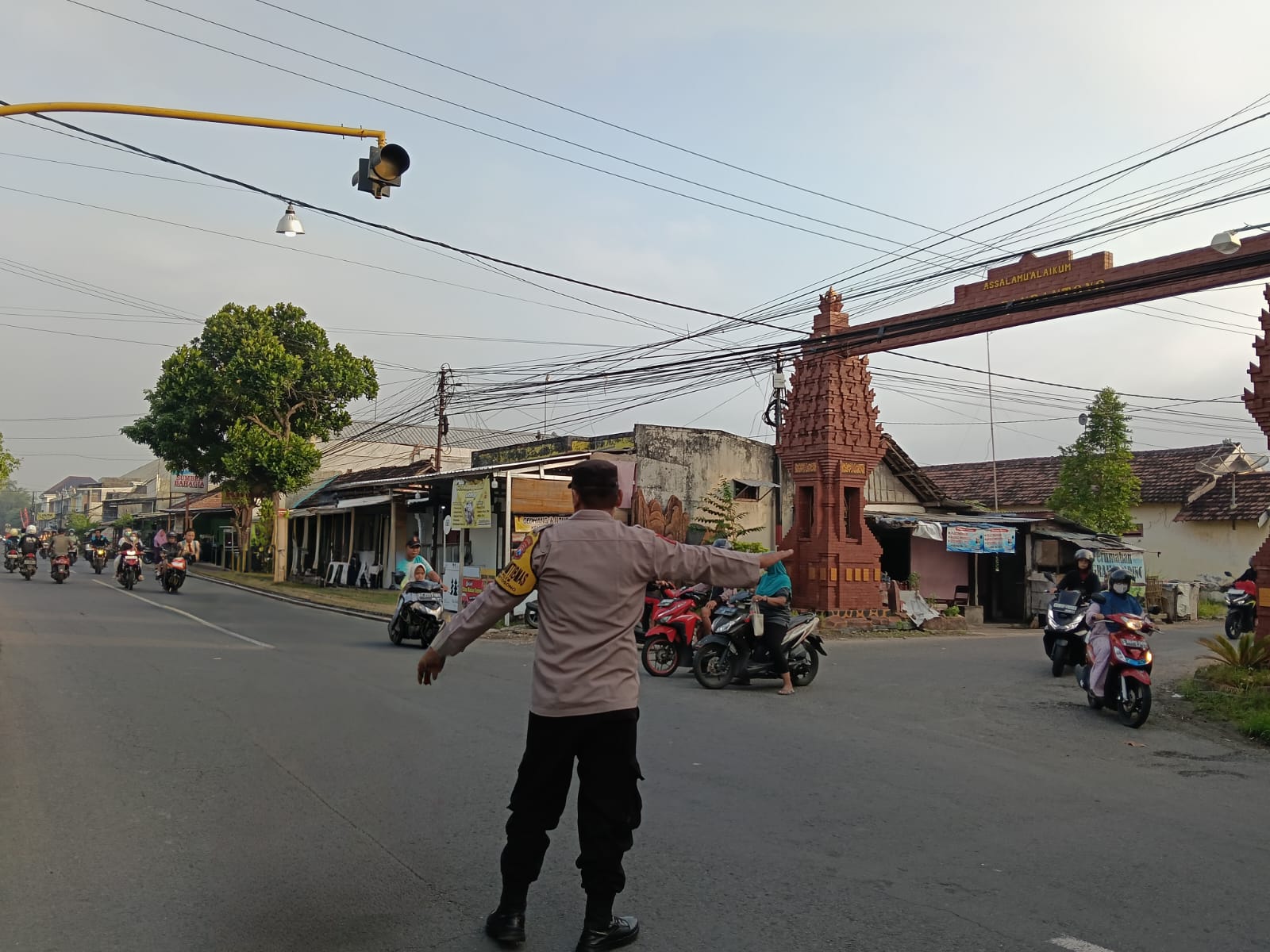 Giat Gaktur Pagi Polsek Kertosono Bantu Penyeberangan Masyarakat