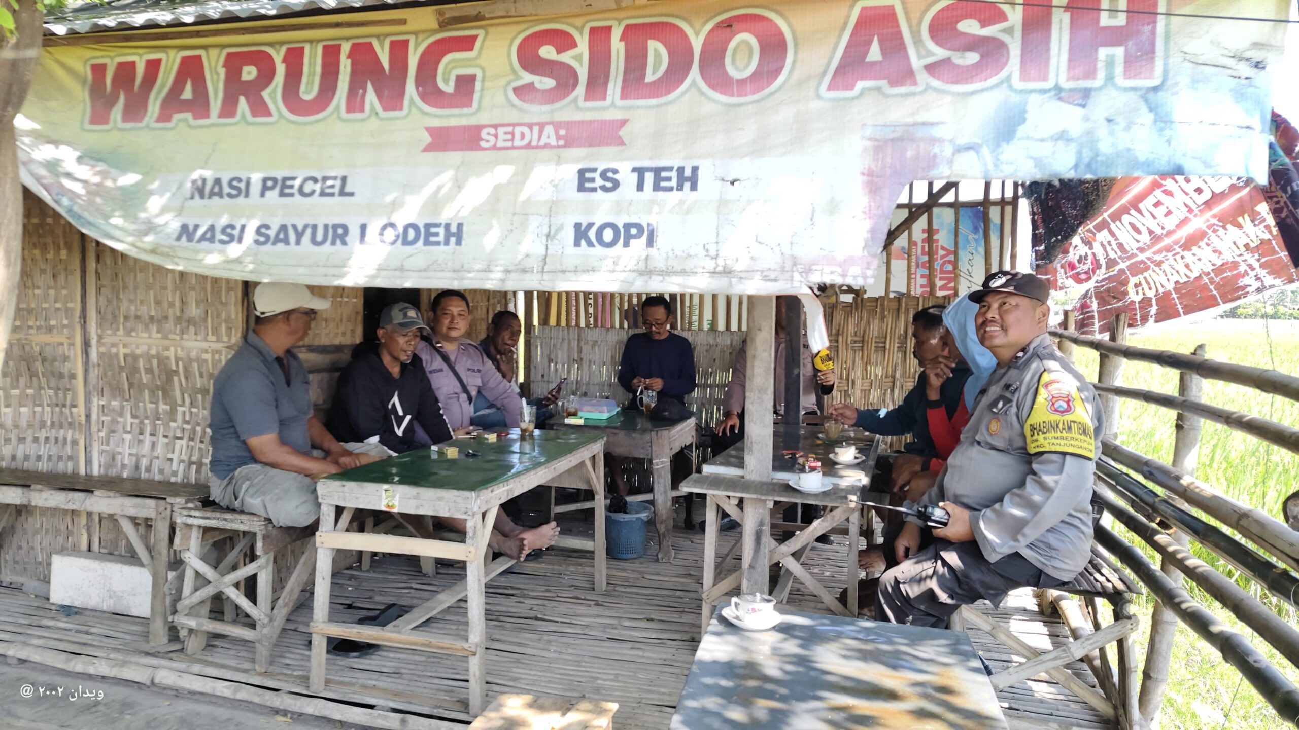 Patroli Rutin, Personel Polsek Warujayeng Cangkrukan Bersama Warga di Warung Kopi Sonobekel