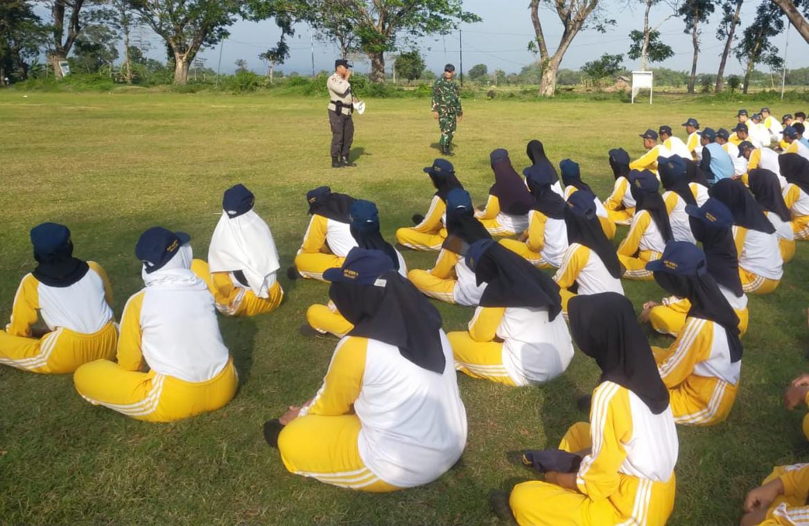 Bhabinkamtibmas dan Babinsa Latih PBB Siswa Baru SMPN 6 Nganjuk dalam Rangka MPLS