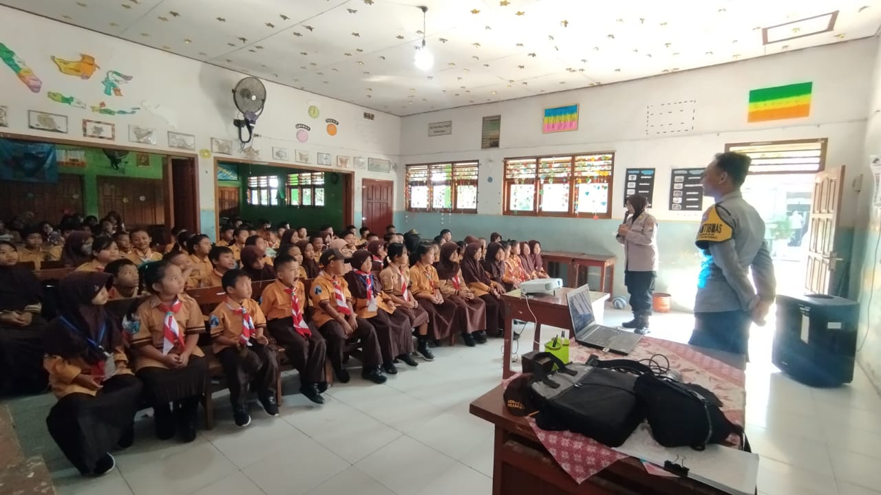 Polsek Kertosono Tanamkan Kedisiplinan Berlalu Lintas Sejak Dini di SDN 2 Banaran