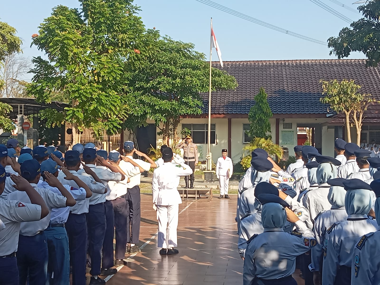 Masuk Tahun Ajaran Baru, Kapolsek Warujayeng Jadi Pembina Upacara di SMK Negeri 1 Tanjunganom