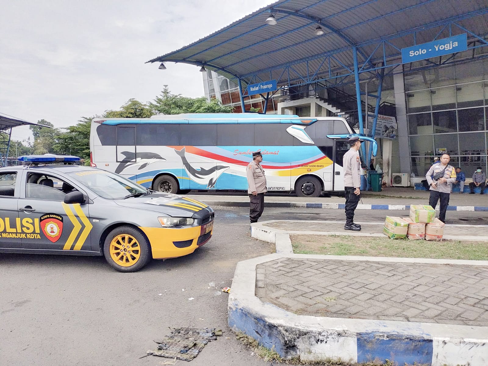 Polsek Nganjuk Kota Gelar Patroli di Sekitar Terminal Anjuk Ladang Antisipasi Gangguan Kamtibmas dan Premanisme